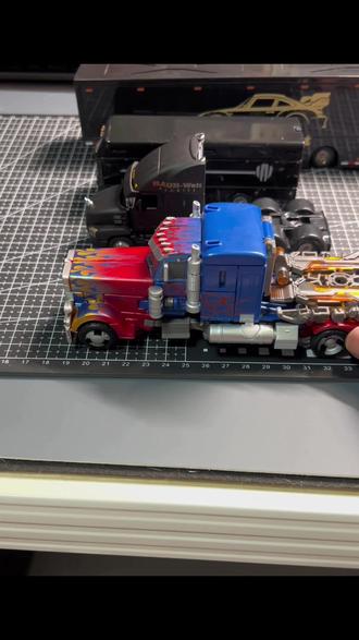 1:64神秘黑色厢式运输车,极致好物。@偶有手作
#美驰图 #风火轮 #minigt #小比例车模 #汽车模型