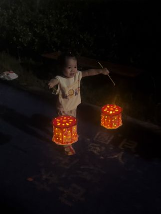 和孩子一起做这个中秋节投影灯笼,氛围感直接拉满,简单好看关键还很便宜#中秋节手工灯笼#中秋节灯笼#儿童灯笼