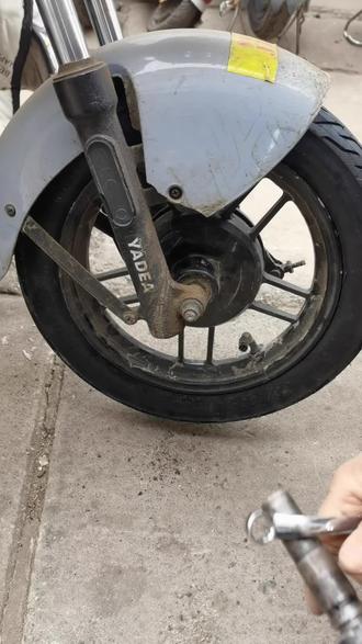 迪迪冠选轮胎,防滑又耐磨,您值得拥有#电动车维修 #换胎 #修车我是认真的 #修车那点事