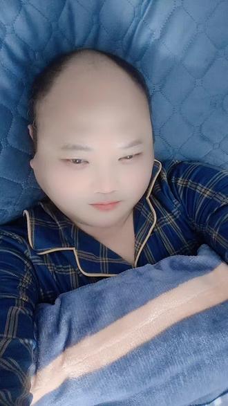 嗯!穷是穷了点,但是我是自己睡一张床哦!不像有些人呐!两个人挤一张还一男一女的,可怜哦😀😀!