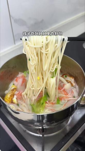 这个季节不知道给孩子吃什么的,可以试试这个5分钟就能搞定的营养山药面,美味又好吃,吃完小肚肚暖暖的#早餐吃什么#山药面#我的厨房日记 #鸡蛋面