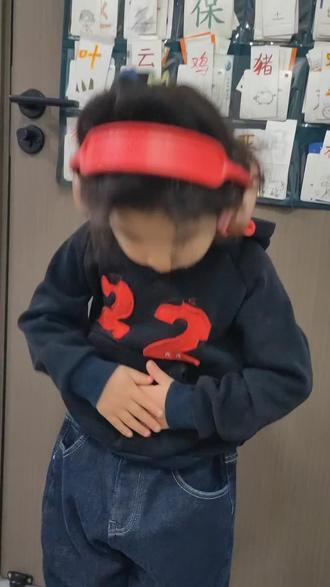 #背古诗的小朋友 #创作者中心 #创作灵感 来了,来了,今天俺们老三背的顺溜#咏柳#搞笑背古诗