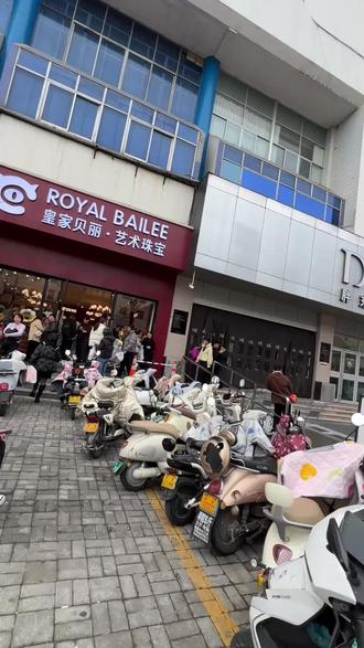 上个视频火了给大家说一下,胖东来波凡帝小方糖戒指已经全部下架,目前无货啦。
现在只有皇家贝丽小方糖戒指有售,之前也是胖东来天使城入驻品牌。
热销两个规格:
✅189 款:戒臂带钻
✅229 款:戒臂不带钻
一克拉小方糖,颜值超高:
莫桑钻石+银戒托,通透闪亮、质感好、不掉色不过敏,圈口可调节,不挑手指,日常戴、约会、送礼都很合适,百搭又显气质,性价比超高~