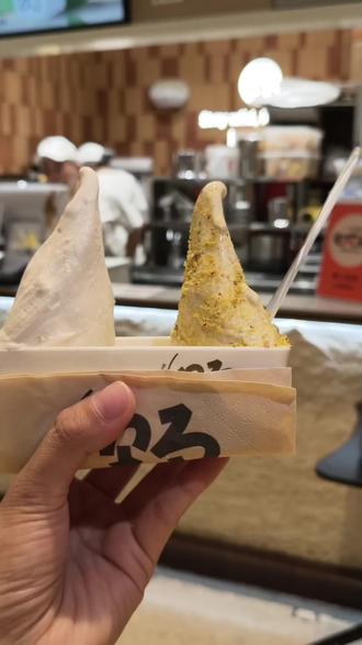 春茶和开心果口味的冰淇淋好吃,十几块就能吃上两个口味的野人先生,太划算
#野人先生 #春茶 #开心果冰淇淋 #野人先生现做冰淇淋 #野人先生盒子能吃吗