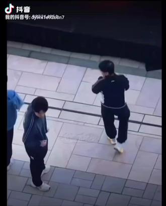 笑亖,积分不够靠外卡进来的混双老祖只能站边边,其他混双搭子看见他俩是两眼一黑又一黑,此刻台上有0人欢迎他俩!#天选混双莎头组合