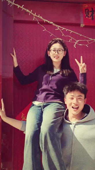 算了 和你们没有弟弟的说不清楚
#这个动作有点难 #姐弟#扛肩拍照 #养弟一世用弟一时