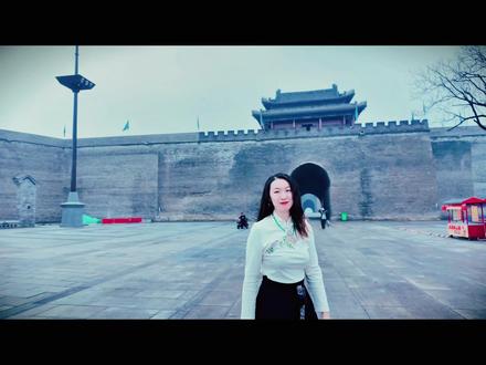 北京周边小众旅行地|带爸妈旅行-定州+正定是旅行天花板❗️ 带爸妈去旅行,这次选了北京周边的小众宝藏地——定州+正定古城!
📝2天1晚精华路线,建议收藏!
Day 1:定州古城·古塔与科举🏯
📍第一站:开元寺塔
中国现存最高的砖木结构古塔之一,共11层,外观挺拔秀丽🏛️。塔内保留着珍贵的宋代壁画、苏东坡等文人题字,还有精妙的斗拱结构,登塔(门票20,登塔另付100)可俯瞰全城,爸妈看得直呼震撼!😲
📍第二站:定州贡院
北方保存最完整的清代科举考场,又称“考棚”✍️。分为文场和武场,院内保留了大量历史遗迹,能感受到当年学子赶考的氛围,特别适合带爸妈感受传统文化!
📍第三站:崇文街
从贡院出来,在崇文街转转,保留着清代建筑风貌,还能体验热闹的市集文化,买点小吃边走边逛,惬意~🍢
🏨住宿推荐
选了临近定州博物馆的经济型酒店,家庭房大而整洁,人均才80💰!通过了全家的一致认可,性价比超高!👏
Day 2:正定古城·千年古刹与城墙🏛️
📍第一站:定州城墙(南城门)
始建于明洪武年间,现存三座城门,城高12米,气势恢弘🏰。登上城楼可瞭望开元寺塔和护城河,景色壮观,拍照超出片!📸
📍第二站:正定隆兴寺
打车40分钟直达,始建于隋开皇6年,北宋时期达到鼎盛🙏。重点推荐:
摩尼殿:木构建筑之杰作,震撼!
转轮藏阁:巨大木制转轮,工艺精湛
千手千眼观音像:寺内珍藏,必看!
五彩悬塑自在观音像(倒坐观音):鲁迅曾盛赞为“东方美神”😭
隆兴寺很大,细看至少3小时,建议慢慢品味。
📍第三站:正定古城
从隆兴寺出来,沿着古城主干道转转,可以顺路看看广惠寺的华塔、天宁寺的凌霄塔,每一座都各有特色,古建爱好者狂喜!🏛️
💡温馨提示(敲黑板!)
开元寺塔:无需预约,现场购票20/人,登塔另付100/人(目前只能登至7层)
定州贡院:无需预约,现场购票20/人,从文场进武场出
正定隆兴寺:无需预约,现场购票50/人
广惠寺、天宁寺:无需预约,现场购票15/人
正定古城墙:免费开放,适合散步拍照📸
天气:气温不低但多风,建议带件薄外套🧥
定州和正定,一个低调古朴,一个恢弘大气,你们更喜欢哪个呢?评论区留言告诉我!👇
#小众旅行地 #旅行推荐官 #旅行大玩家 #北京周边游 #河北旅游推荐官