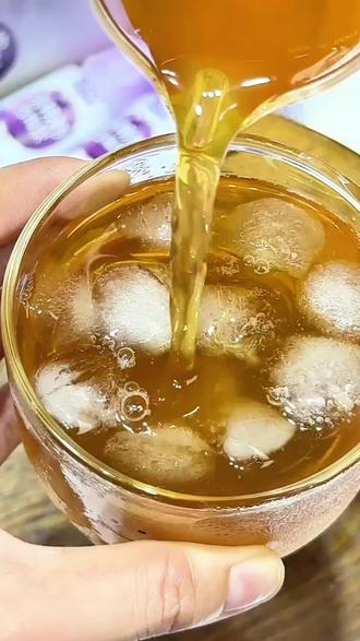 这一款西梅饮~因为我怕你真的会爱上它,平时喜欢胡吃海喝的姐妹一定要试试看,它的口感酸甜可口,满满的西梅果香,而且还是零添加蔗糖、香精、防腐剂的,每天早上空腹来一瓶,再搭配一杯温开水,真的很不错哦!#健康饮食#健康零食选择#天然成分好物#健康养生饮品