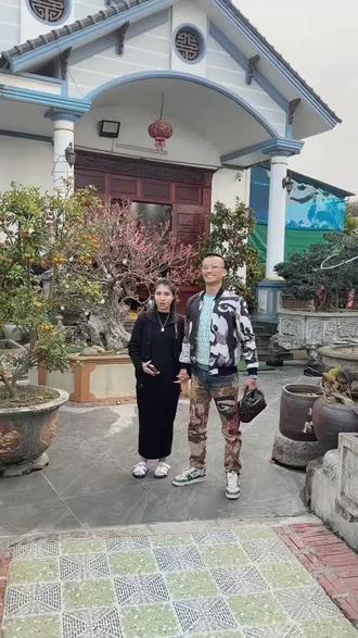 龙九牵着老婆的手散步 @华凌官方旗舰店 #心愿马上凌 #再辉煌的曾经也是过去 #珍惜当下