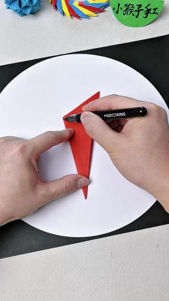 只要会画圆圈,小猴子就能教你剪个喜庆的糖葫芦剪纸窗花!赶紧动手试试吧#手工 #手工diy #亲子手工 #剪纸 #亲子手工