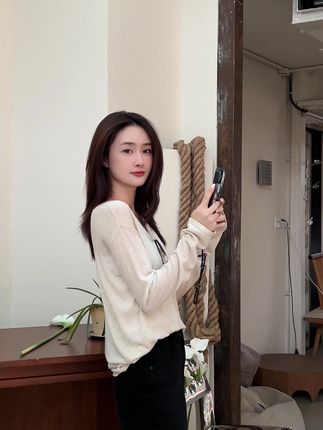 阳光落进咖啡杯,快门定格此刻的心情 #休闲穿搭 #牛仔裤 #日常分享 #每日分享