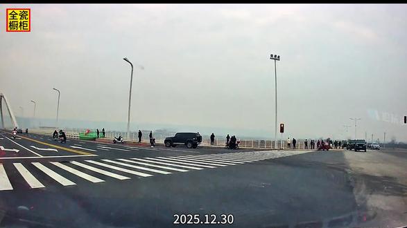 岐蔡大桥通车:铸就了交通新地标
历经8年攻坚克难,岐蔡大桥于2025年末正式通车,圆了渭河两岸群众的期盼。这座位于蔡家坡经济技术开发区的交通枢纽,是“四纵五横”路网规划的关键节点,北起东四路,南至河堤南路,全长523米,其中主桥长280米,引桥长243米,主桥全宽36米,按国标设计为双向6车道并配套两侧人行道,限载40吨,满足日常通行与货运需求。#原创视频 #纪录片通向繁荣之路