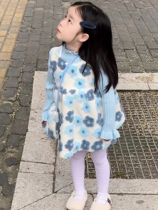 人生大几十年分她几年又如何 你总是筋疲力尽守着这么个小家伙 让你无法再做回自己 有时候坏情绪会突然将你淹没 会崩溃会无助会有脾气 可是也就是如此疲惫的三年 却是她离你最近的几年#我的女孩👧🏻 #骗你生女儿 #生女儿就是用来打扮的 #萌宝穿搭 #高品质童装
