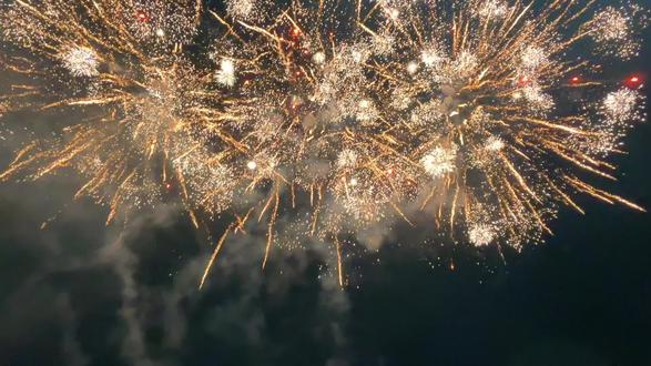 烟火升空处,便是家
除夕夜的天空格外安静,只等一场烟火开场。
随着一声轻响,一道火光直冲夜空,在高处轰然炸开,金色的花火铺满半边天,明亮又热闹。这是过年才有的景象,盛大、直接,带着扑面而来的喜庆。
我和家人站在楼顶,没有太多话,只是一起抬头看着。耳边是烟花的声响,身边是熟悉的身影,寒风里却觉得很安稳。小时候只觉得烟花好看,长大了才发现,好看的不只是天上的光,而是这一刻,大家都在。
没有刻意的感慨,也没有多余的抒情,就是最简单的陪伴。一簇接一簇的烟火在头顶绽放,照亮每个人的脸,也照亮这个寻常的夜晚。
烟花会谢,人声会散,但团圆的时刻,会安安稳稳地留在心里。
新的一年,不求多么轰轰烈烈,只愿家人平安,年年有此刻,岁岁常相见。
#烟花爆竹 #烟火家人 #周深吉量