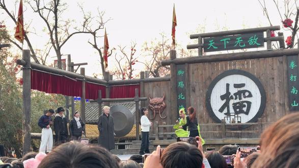 网红小黄豆和老嫂子 #网红 #单眼皮的小黄豆 #万岁山武侠城 #老嫂子