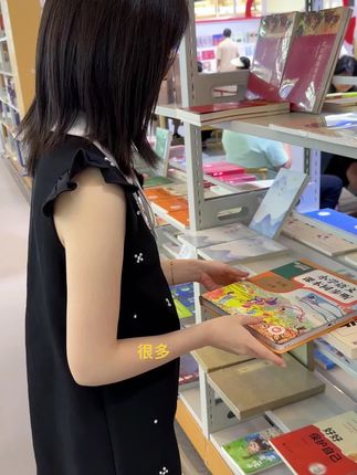 九月份就要上 #一年级 的孩子,可以提前给他准备这个#语文同步发声书 ,零基础的孩子也可以自主学习,哪里不会点哪里#语文 #一年级上册 #童书推荐