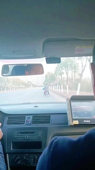 科三练车不仅要会操作,还要会预判其他车辆的走位,每一次避让,都是对科三技术的终极考验🚦#科目三练车 #学驾驶 #驾驶技能