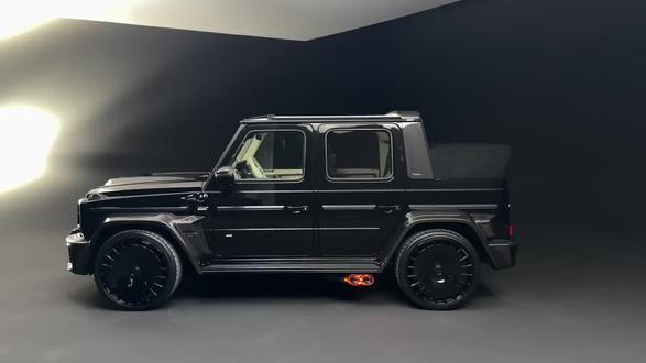 G级敞篷版来了!BRABUS 800HP 疯狂改装G63(附排气声浪)太炸了!
? BRABUS 800 — 疯狂改装版 AMG G63
(基于 Mercedes-AMG G63 打造)
🔥 亮点一句话
这不是普通的 G63,这是被 BRABUS 注射类固醇之后的地表最强方盒子:800 马力、怪兽声浪、战斗级外观,行走的陆地装甲。
⚙️ 核心性能参数(BRABUS 800)
🔧 动力系统
发动机:4.0L V8 Bi-Turbo
最大马力:800 hp
峰值扭矩:1000 N·m
变速箱:9G-TRONIC
驱动:全时四驱
⚡ 加速性能
0–100km/h:约 3.9 秒
最高速度:240 km/h(电子限速)
比原厂 G63 快整整一秒,是 SUV 界的加速怪兽。
🛠 外观暴力升级(BRABUS Widestar 套件)
前脸
碳纤维宽体翼子板
机盖进气口 + 发光 BRABUS Logo
大尺寸空气动力学包围
侧面
加宽 100mm 的 WideStar 宽体
23”–24” FORGED 锻造轮毂
高性能越野 / 公路胎可选
后部
碳纤维备胎壳
双侧四出阀门排气(火山喷发级声浪)
🔊 声浪
BRABUS 专属阀门排气系统:
低转速是沉稳暴徒的鼓点
打开 SPORT+:直升机起飞一样的炸裂声
🏎 底盘 & 操控
BRABUS 高性能可调悬挂
车身更硬、更低、更稳
高速时的风阻控制更强(宽体并非只为好看)
🛋 内饰(可按需全定制)
全车手工皮革
BRABUS 专属缝线
Alcantara 顶棚
碳纤维饰板
BRABUS 字样迎宾踏板、脚垫、加长式铝踏板
可选 “Shadow / Signature / Platinum” 全套风格