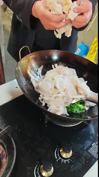 新鲜豆粑炒起来.口感非常鲜美哦😁#家乡小吃 #简单美食做法