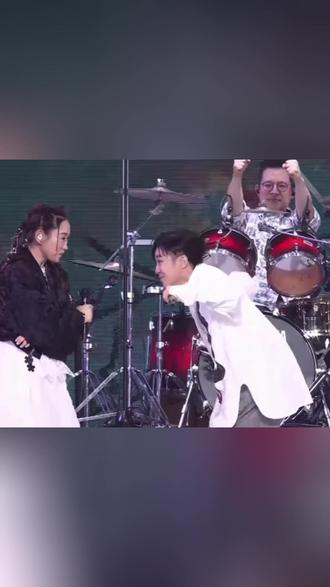 猫咪展翅好得意😆 #吴青峰 #王菀之 #苏打绿