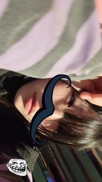 人都是会变的这五个字 本可以是一句感慨,但太多人把它变成了一块遮羞布,用来掩盖自己的不坚定、不真诚,甚至是自私总结了所有 衣不如新 人不如故 凌晨两点时你盯着天花板发呆 你想不明白 曾经你以为永远不会消失的一切现在早已没了痕迹 从前你以为待人如初是件容易的事但却忘了世界上唯一不变的就是永远在变 这个世界上偏偏不够坦诚的人可以幸福的很轻松 反倒是揣着真心的人一直掉眼泪 你总说某年冬天一定要幸福但好像每年也就那样 我们都低估了时间和人的善变也忘记了大家只会跟自己想念的人联系你越来越不执着于所谓的拥有什么世间万物好似流水各有各的去处你不再纠结你们之间那段视而不见的距离 你开始原谅了很多事 平淡的生活里虽然常常内耗可浪漫和悲观并不冲突 你时常消极又觉得生活美好想不明白的事可能原本就没有答案