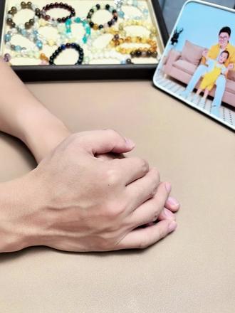 水晶宠妻日更:摩羯本命串✨紫调藏金芒♑️ 她是摩羯座,念叨想要专属本命水晶串,翻遍攒的珠子,凑了这串“摩羯紫芒盏”——
配置说给水晶党:
10颗紫水晶打底(摩羯的沉稳与温柔都藏在这抹紫里),搭2颗紫阿赛(碎闪像摩羯藏在骨子里的细腻),嵌2颗黄水晶(摩羯的务实配招财黄晶,事事有回响),压轴1颗海蓝宝收尾(给沉稳的摩羯添点清透的温柔)。
紫水晶、黄水晶、海蓝宝都是摩羯的能量水晶,每一颗都按她的手围、喜好精挑细选,天然水晶的棉絮、冰裂,都是独属于她的小印记~
串完她套在手腕笑说:“这串像量身定做的,紫的稳、黄的暖、蓝的清,太懂摩羯了”
光线下紫阿赛的细碎闪,叠上紫晶的通透,抬手就有专属于摩羯的温柔与底气✨
愿我的摩羯座女孩,带着本命水晶的能量,沉稳前行,万事顺意~
互动问:有没有摩羯座的宝子?你们觉得摩羯最适配的水晶是哪款?
#紫水晶手串 #摩羯本命水晶 #海蓝宝 #宠妻手工 #摩羯座能量水晶