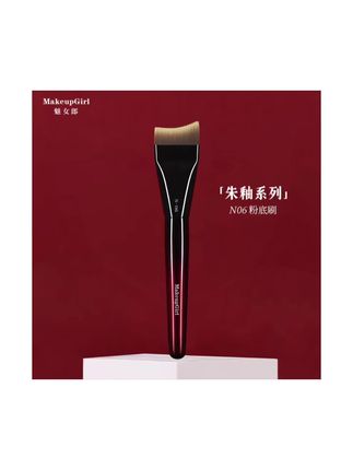 真的很难不爱这个月牙形#粉底刷 刷出来的的妆感轻薄服帖,而且巨省粉底液还不脏 手!#美妆好物#清透底妆教程#底妆工具#新手化妆教程