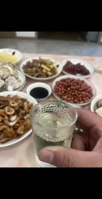 这是酒吗?这不是酒;
是强者的酣畅,是弱者的胆量。
是君子的坦荡,是牛马的惆怅。