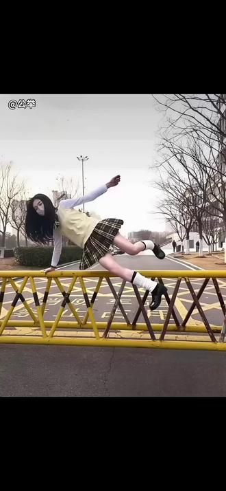 翻栏杆照片ai制作教程来啦#豆包ai #豆包p图已经nextlevel了 #jk #拍照姿势 #跨栏杆 跨越栏杆拍照jk 单手跨栏教学 跨越栏杆拍照ai指令 跨越栏杆拍照 有点烦人又有点迷人拍照教程 翻栏杆拍照技巧 翻栏杆拍照ai指令 jk走拍视频 翻栏杆拍照ai 翻栏杆经典动作 拍照姿势栏杆 jk跨栏杆拍摄姿势 jk栏杆边拍照姿势 雷霆拍照视角