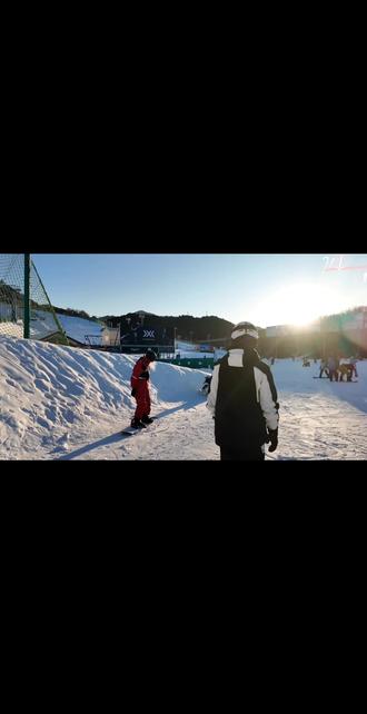 好甜啊~~循环一百遍😌#云旗郝熠然滑雪 #甜蜜暴击