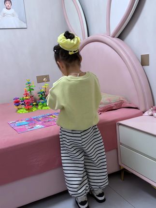 后来 我还是选择自己带孩子 因为没见谁把孩子交给老人就发了财 也没见谁带孩子就穷的吃不上饭 孩子的童年只有一次 钱不够就少花点 缺失的陪伴和爱是永远无法弥补的 在你需要我们陪伴的这几年 我们就好好陪你长大 因为人生就是一场渐行渐远的旅行 让我们彼此都不留遗憾 #宝妈情感共鸣 #宝妈带娃 #我的女孩👧🏻 #陪你长大 #秋冬穿搭