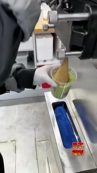是谁还不知道雪王的新品?《蜜雪冰城》蜜瓜冰淇淋终于不再是区域限定了,蜜瓜冰淇淋,这颜色看起来清爽,第一口就被拿捏住了,有种几时记忆中密瓜雪糕的味道。蜜瓜味银浓郁,还有一种淡淡的奶香,搭配底部的炭黑脆筒越吃越香,太怀念了!“离了雪王谁把我当小孩宠啊!”这杯蜜瓜摇摇冰更夯爆了,蜜瓜冰淇淋、布丁、芋圆的组合,很难不爱啊!喝前摇一摇,一口下去,蜜瓜和奶香双重暴击,配上底部糯糯的芋圆和布丁,真的超满足。还有蜜瓜脆皮小圣代,蜜瓜巧克力的组合,谁懂挖巧克力的解压感?吃起来也是嘎嘣脆的,木瓜的清爽刚好中和巧克力的腻。“吃过都会亏”蜜雪这次新品真的顶呱呱,赶紧“冲”呀!快囤越来不用随时可退 #蜜雪冰城 #美食 #抖音 #抖音美食推荐官 #上热门