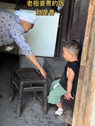 #农村生活 #人类幼崽的日常 #原创视频 #吃饭 #一老一小两个活宝的温馨画面