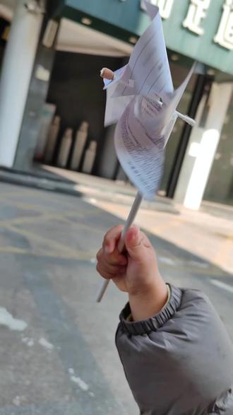 #风车 爸爸给做的最爱的风车
大风车~悠悠转~