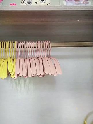 还在为衣柜杂乱发愁?防滑又护衣的彩色衣架,拯救你的衣柜收纳,从此找衣不抓狂!#好物推荐🔥 #衣服收纳 #挂衣架