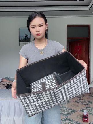 姐妹们,九块九三个的一个收纳收纳小箱子,我感觉还挺方便的。然后挺价格挺合适的,它是折叠式的哈,拿出来是可以直接折叠成很小一个的。我把它拿来装那个面膜,我感觉还挺挺结实的,可以去充。这个价格真的可以,可以装袜子、内裤,嗯,或衣服之类的都可以。