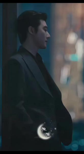 #亲爱的维多利亚港#梁舒怀#温景徽
梁舒怀与温景徽相守八年,倾尽温柔陪伴,陪她走过异乡所有迷茫岁月,看过整夜盛放的维港烟花,拥有过极致热烈、纯粹真挚的爱恋。他曾坦言,遇见女主是自己此生最大的幸运,这份爱意真挚不假,从未掺假。
可这份跨越阶层的爱恋,从一开始就注定是悲剧。他能给女主极致的温柔、长久的陪伴、悉心的庇护,能护她一时安稳,却唯独给不了她名分与未来,给不了她堂堂正正的相守。
在严苛的家族规矩、固化的阶层壁垒面前,他所有的深情都不堪一击。面对父母的强硬反对、门第的极致碾压,他终究选择妥协退让,割舍挚爱、放弃执念。他从不是薄情之人,却因出身与宿命,活成了辜负挚爱、遗憾终生的人。
他的一生,是温柔的悲剧,是极致的意难平。满腔深情囿于门第,满心挚爱败给现实,终究是维港晚风十里温柔,留不住八年情深,守不住此生挚爱,只剩半生遗憾、终身亏欠。