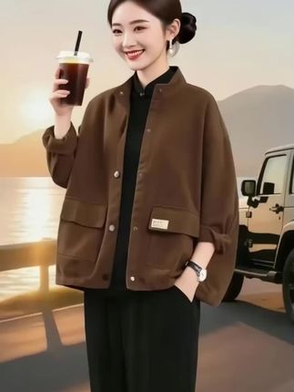 短款立领工装外套绝对是穿搭圈的“万能选手”!微宽松版型超懂藏肉,还能不动声色优化身材比例,视觉上拉高身形超明显,各种身材穿都能轻松hold住。 精选的牛仔面料挺括有型又耐穿,自带一股飒爽气场,而多口袋设计不只是能装的实用担当,更为整体造型添了不少个性小心机,日常休闲场合穿出门毫无违和感。 内搭基础款T恤,清爽利落还不用费脑;配连衣裙则能瞬间切换甜酷风格,造型灵活度拉满,随便一套都很上镜。 需要我针对某个穿搭场景,比如通勤或周末出游,再优化一版更具体的文案吗?#工装外套#牛仔夹克#短款上衣#休闲穿搭#穿出自己的风格