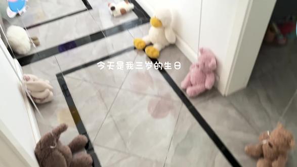 亲爱的女儿,今天你三岁了。
妈妈认真为你写了一封信:
很庆幸,妈妈能拥有日夜陪伴你走过这三年的时光。其实爸爸妈妈和你一样大,我们也是从你出生的那一刻,才开始学习如何做爸爸妈妈。
我们在成长的路上难免笨拙,会犯错,会急躁,也会对你发脾气。可你总是毫无保留地原谅我,用小小的怀抱紧紧抱住我,认真地说一句:妈妈我爱你。你总能第一时间感知妈妈的情绪,哪怕我只是被短视频感动落泪,你也会立刻跑来抱住我。
与其说我养育了你,不如说是你治愈了我。
你性格腼腆温柔,却从不吝啬对家人的爱,常常把我爱你、我想你挂在嘴边。两岁半的内蒙旅途上,你天真地告诉我们:等我长大,也要带你们出来旅游。那一刻的幸福,足以珍藏一生。
三岁的你,已经走过威海、泰安、徐州、天津,还有那段每天车程六小时的内蒙自驾。你一路乖巧懂事,坐车不吵不闹,困了就睡,醒了便安静玩耍,时不时的还会陪爸爸妈妈一起聊天,你是我们见过最贴心的小朋友。
你从小就格外让人省心,如今三岁,已经会主动整理家务、收拾玩具、自己穿衣吃饭,在妈妈心里,你就是最棒的孩子。
未来的路还很长,有更广阔的世界等着我们一起去探索。
我们不只是亲子关系,更是彼此陪伴、共同成长的最好朋友。
爸爸妈妈也会一直努力,成为更合格、更温柔的父母。
我的宝贝,三周岁快乐,愿你一生被爱,勇敢自由。
#爱不缺席陪你长大 #创作者中心 #创作灵感 #宝宝视角 #女儿控👧请你慢慢长大🖤