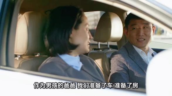 作为男孩的爸爸,我们准备了车,准备了房, 只是目前没有准备够几十万彩礼,女方的父母都准备了什么?我们想的是:如果一个女孩二十几岁不会做家务,不会洗衣做饭,未来还不打算生孩子,没问题。但她的家庭,不是今天才知道她要结婚成家的,是她一生下来就知道的。那么这二十几年,她父母在干什么?什么没教?什么没准备?既没教她独立生活的能力,也没教她经营家庭的担当,只教她“躺平摆烂、索取优先”。既拿不出对等的诚意和嫁妆, 也看不到愿意共同付出和经营小家的态度,只想着男方全款买房加名、公婆能全程带娃,自己当甩手掌柜。要么是不负责任的家庭,二十多年没为女儿的婚姻做过半分规划,只想让她靠婚姻一步登天;要么就是准备了,却一分都不想给她,只等着她用婚姻去换。那说明他们根本没教过孩子如何爱人、如何付出,只教她算计和索取。那还能指望她以后会真心对待丈夫、承担起母亲的责任吗?如此双标的父母, 以后的糟心事多了去了。有些人只看到男方父母,不让你们在一起。你以为人家纠结的是你会不会做饭、愿不愿意生孩子?实际这都是表象,人家看到的,是背后家庭教育的缺失、责任担当的缺位,还有只进不出的自私和算计