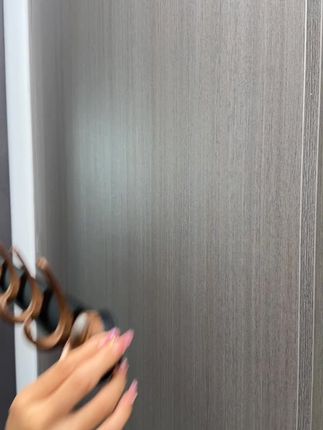家里的衣柜侧面和门背后的这些位置可千万别浪费了。其实可以和我一样装一个这样的连排挂钩,下班回到家,脱下来的衣服、帽子和包包就可以随手挂起来,原本堆的乱七八糟的衣服都藏在门背后,这样家里就干净整洁多了。它是不用打孔的,就这样轻轻一吸。再一拧就非常牢固,而且黑色搭配胡桃木纹,真的特别有质感。我还在浴室的墙面也装了一个,用来挂浴巾、浴球或者换洗衣服,既方便又很显档次。#美观实用 #精选好物 #胡桃木吸盘门后挂钩
