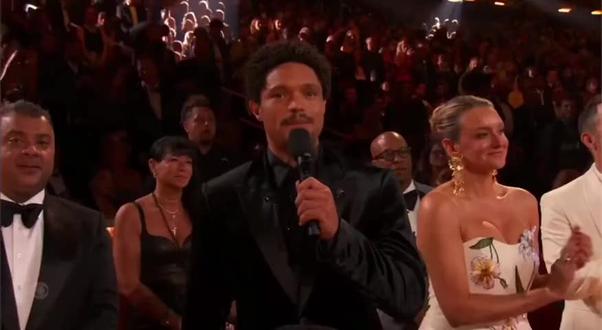 今晚,左翼喜剧演员特雷弗诺亚在格莱美颁奖典礼上说道:
「年度歌曲奖——几乎每个艺术家都梦寐以求的格莱美奖,就像川普渴望格陵兰岛一样。这也不难理解,因为爱泼斯坦的岛屿已经消失了,所以他需要一个新的岛屿和比尔·克林顿一起消磨时光。”