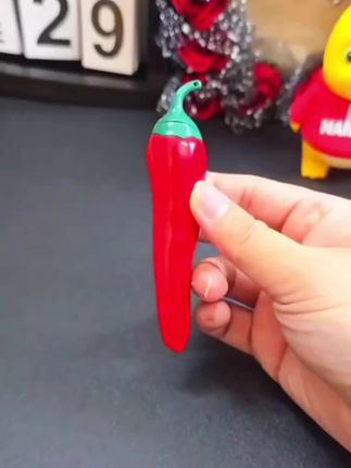 这红通通的小辣椒打火机,真的没有拒绝的理由#奇葩打火机 #小辣椒打火机 #男神的快乐 #好物推荐🔥
