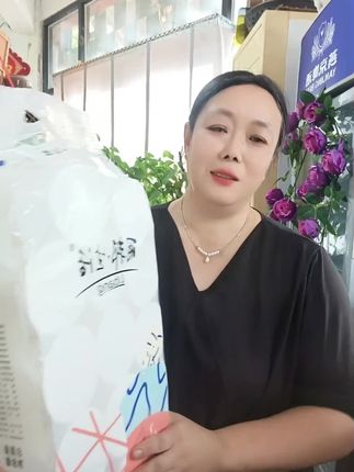 花同样的💰,为什么不选择一款更靠谱的品牌呢?咱家纸巾每一题呢做的是十八个卷的,然后呢是五斤装,每个卷呢又大又厚又瓷实,五层加厚,断点非常整齐,韧劲好,拉力强,家里面有小宝宝、孕产妇的都能安心放心用。#上热门 #每日分享