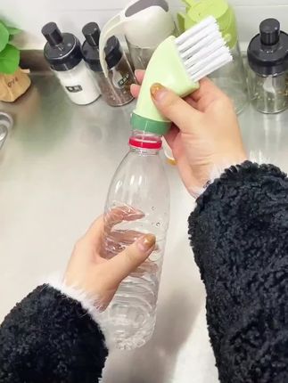#矿泉水瓶清洁刷 #矿泉水瓶刷子边挤水边清洁,边角缝隙都能用它刷,清洁太方便了#多功能清洁刷 #刷子 #生活好帮手