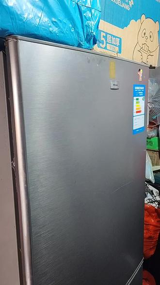 老式冰箱,冷藏结冰观察一下,排水孔是否有堵,堵了的话水出不去,就会造成结冰,这个时候找一个大约60到70厘米的铁丝通下去,通完之后,水就顺着流下去了,即可解决此问题#遇到事情不要慌 #一般人不告诉他
