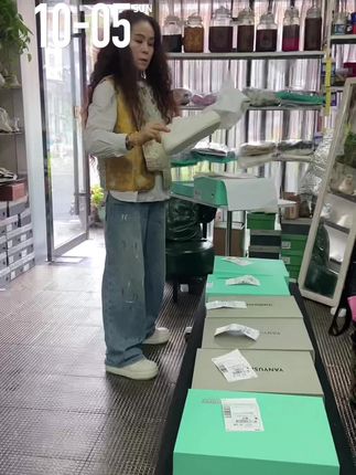 到店第一件事😂把你们下单鞋打包好🛍上午快递安排#热卖款#感谢你们的信任🙏