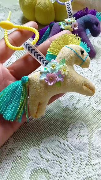 订珠小花版小马制作分享#手工爱好者 #我的手工作品 #手工布艺 #手工小马制作 #小马手工挂件