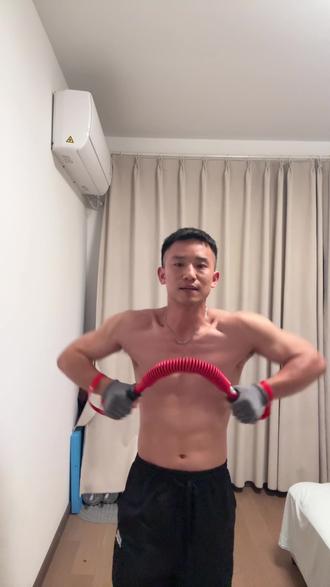 不跑不跳!一根臂力棒练全身,跟富贵包拜拜肉说再见💪 不跑不跳也能练全身!一根臂力棒帮我告别富贵包、紧致拜拜肉,肌肉线条慢慢出来啦~
#真实生活分享计划 #臂力棒 #自律 #撸铁男孩 #居家健身