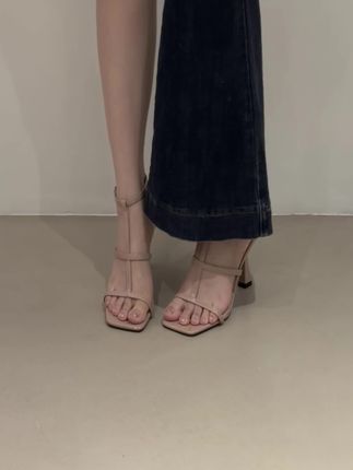 一眼爱住,这就是裸色凉鞋的魅力#恋夏一族驾到通通闪开 #摆脱路人感的小个子女生穿搭 #轻松get夏日淡人穿搭 #旅游穿搭主打一个漂亮 #暑假出游穿搭